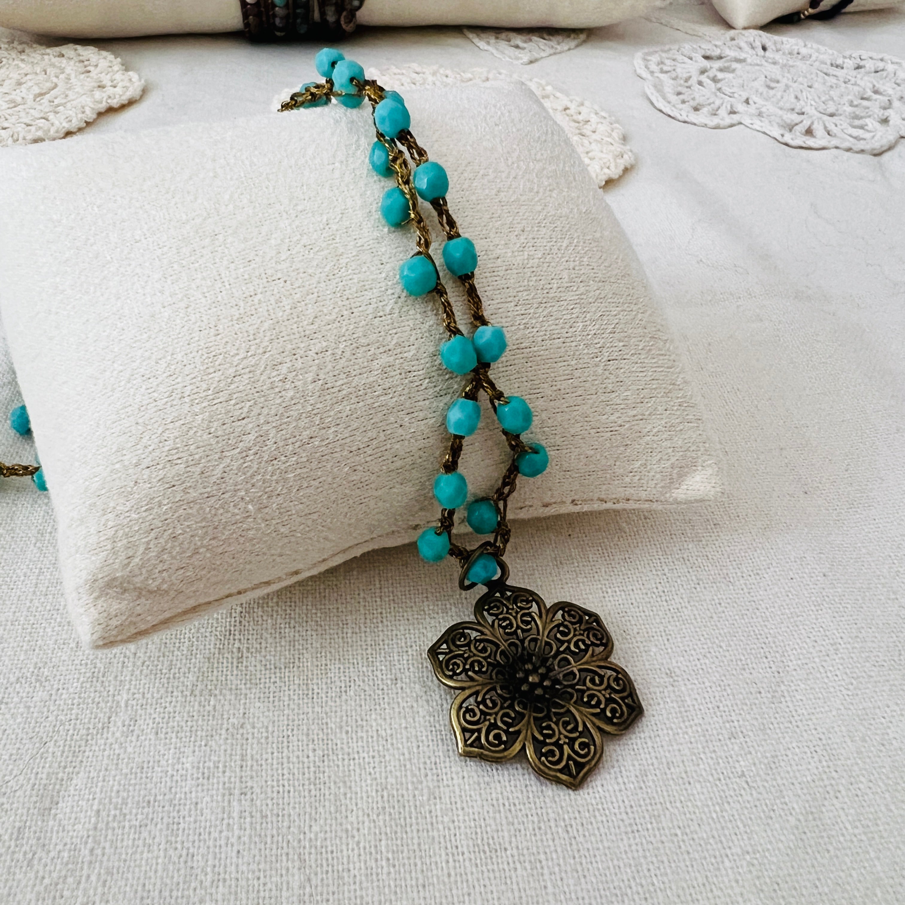 Collana con mezzi cristalli turchese