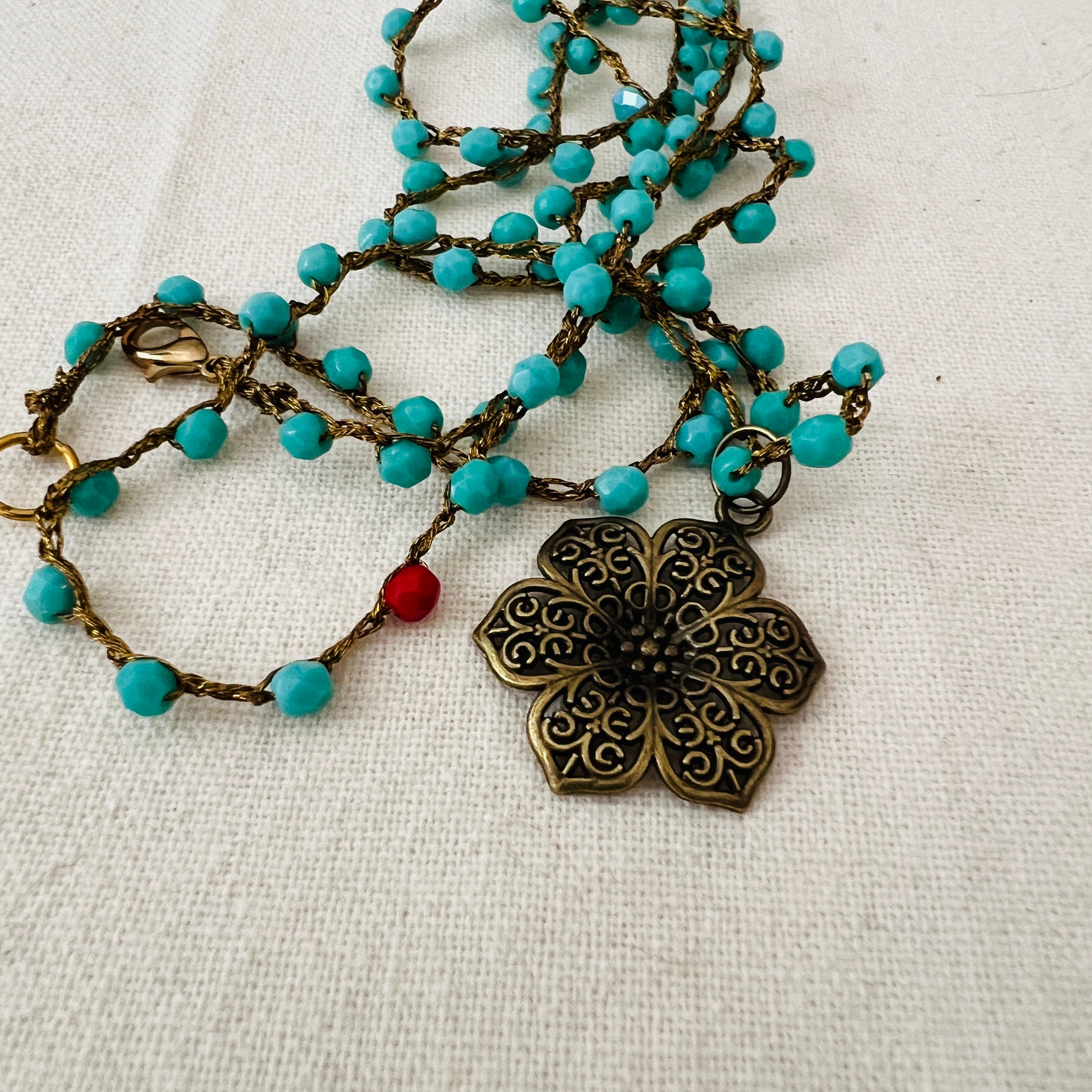 Collana con mezzi cristalli turchese