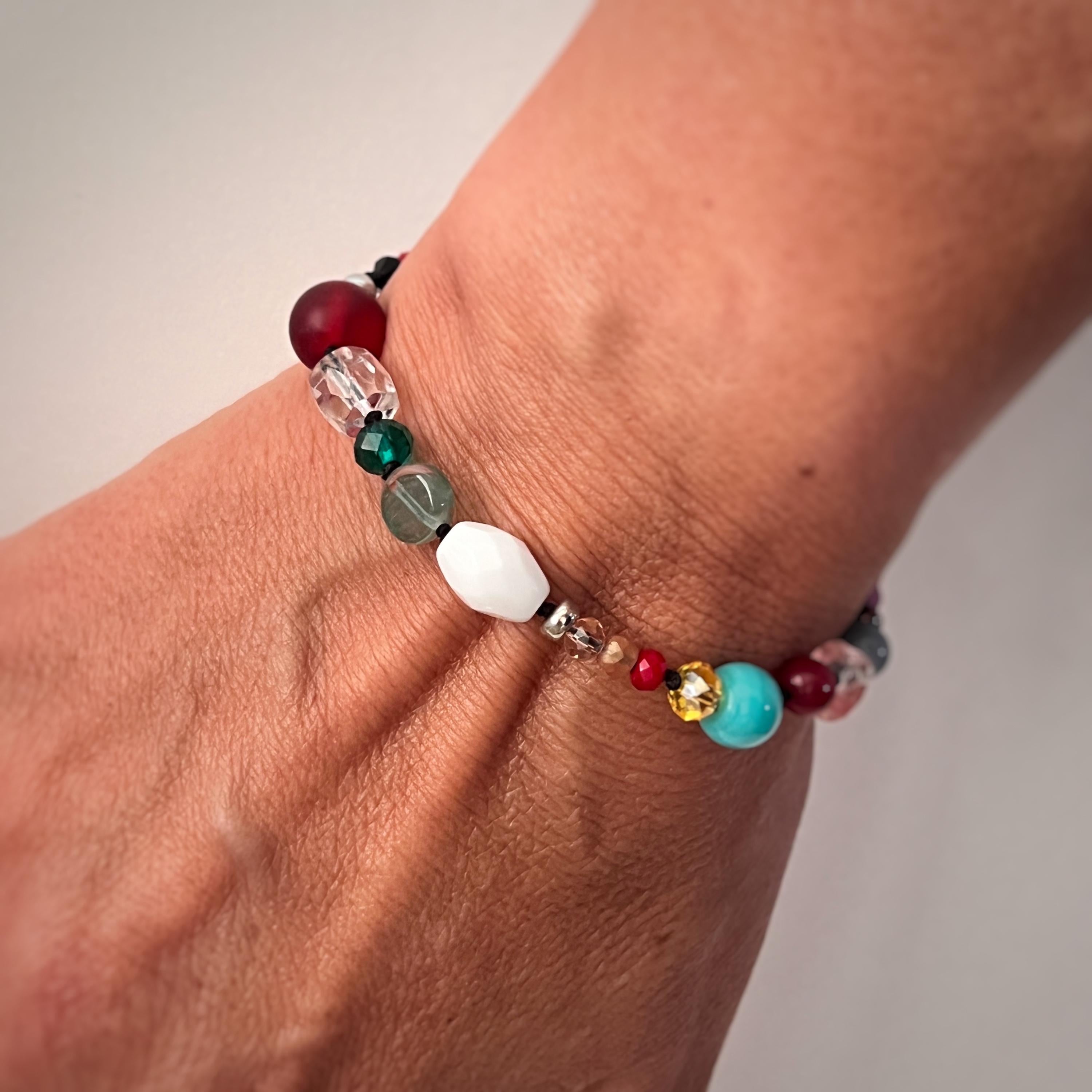 Bracciale con perline spesse e colorate  vintage e pietre preziose