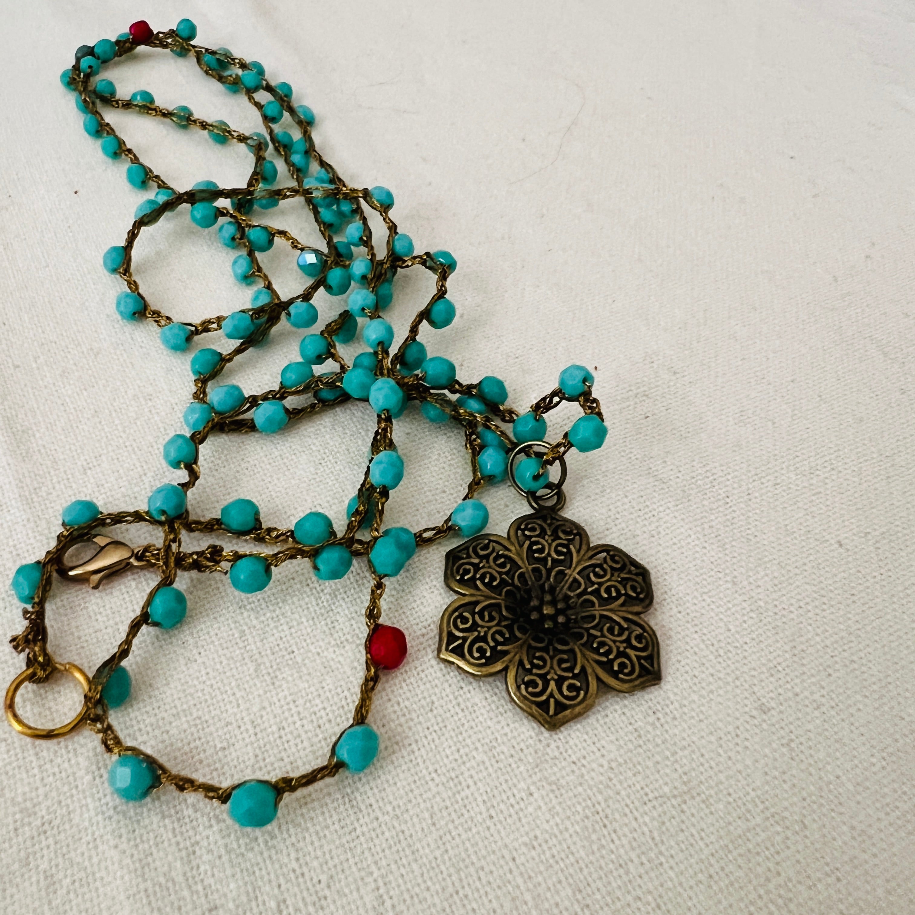 Collana con mezzi cristalli turchese