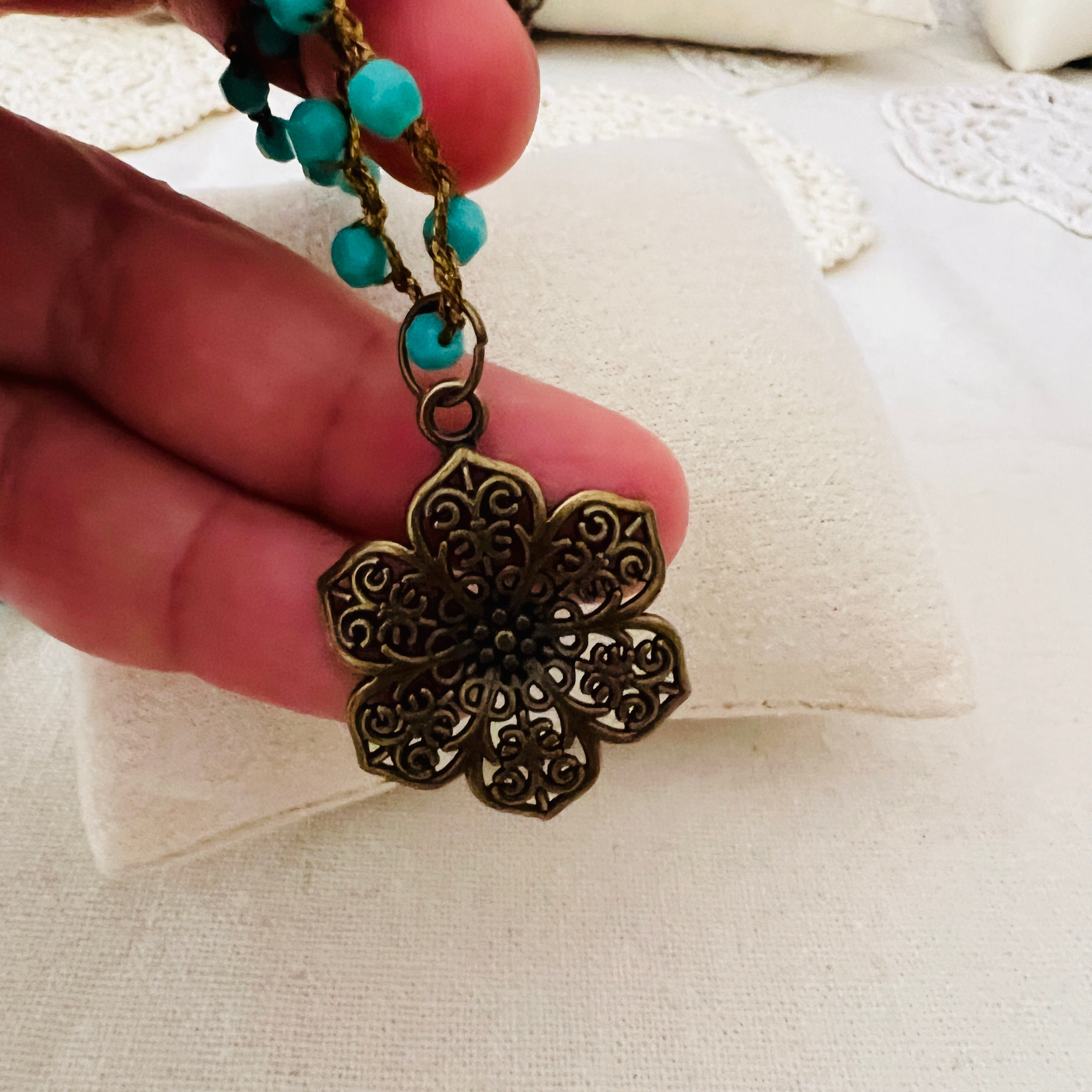 Collana con mezzi cristalli turchese