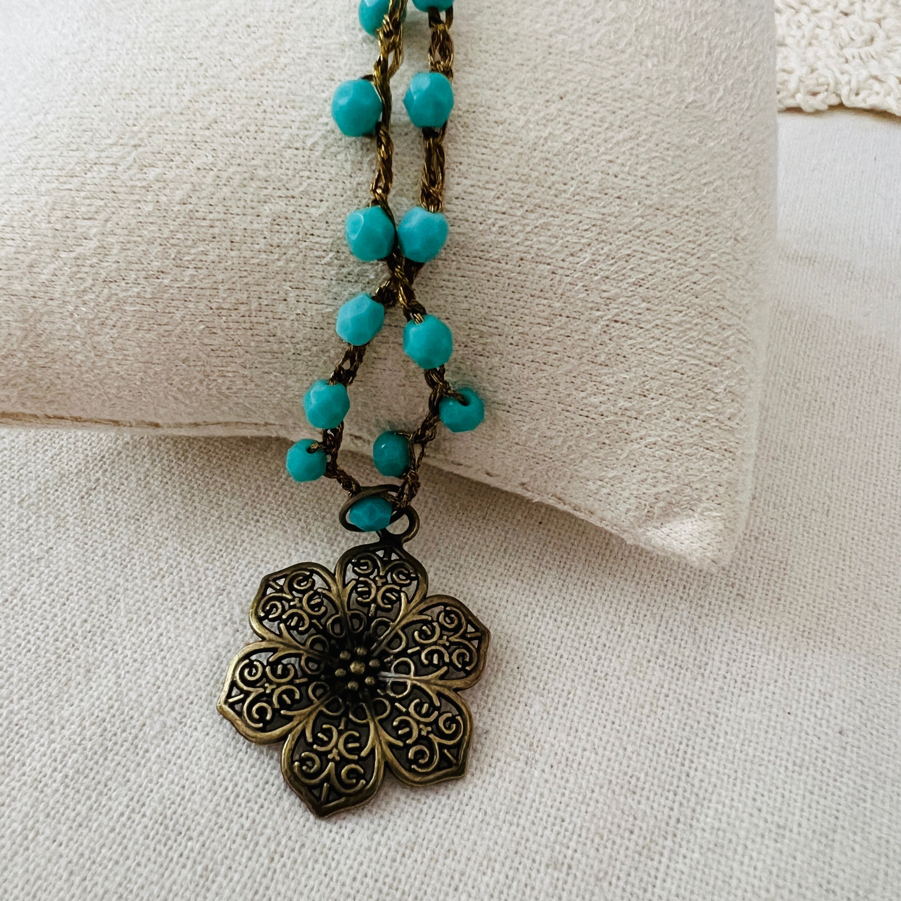 Collana con mezzi cristalli turchese