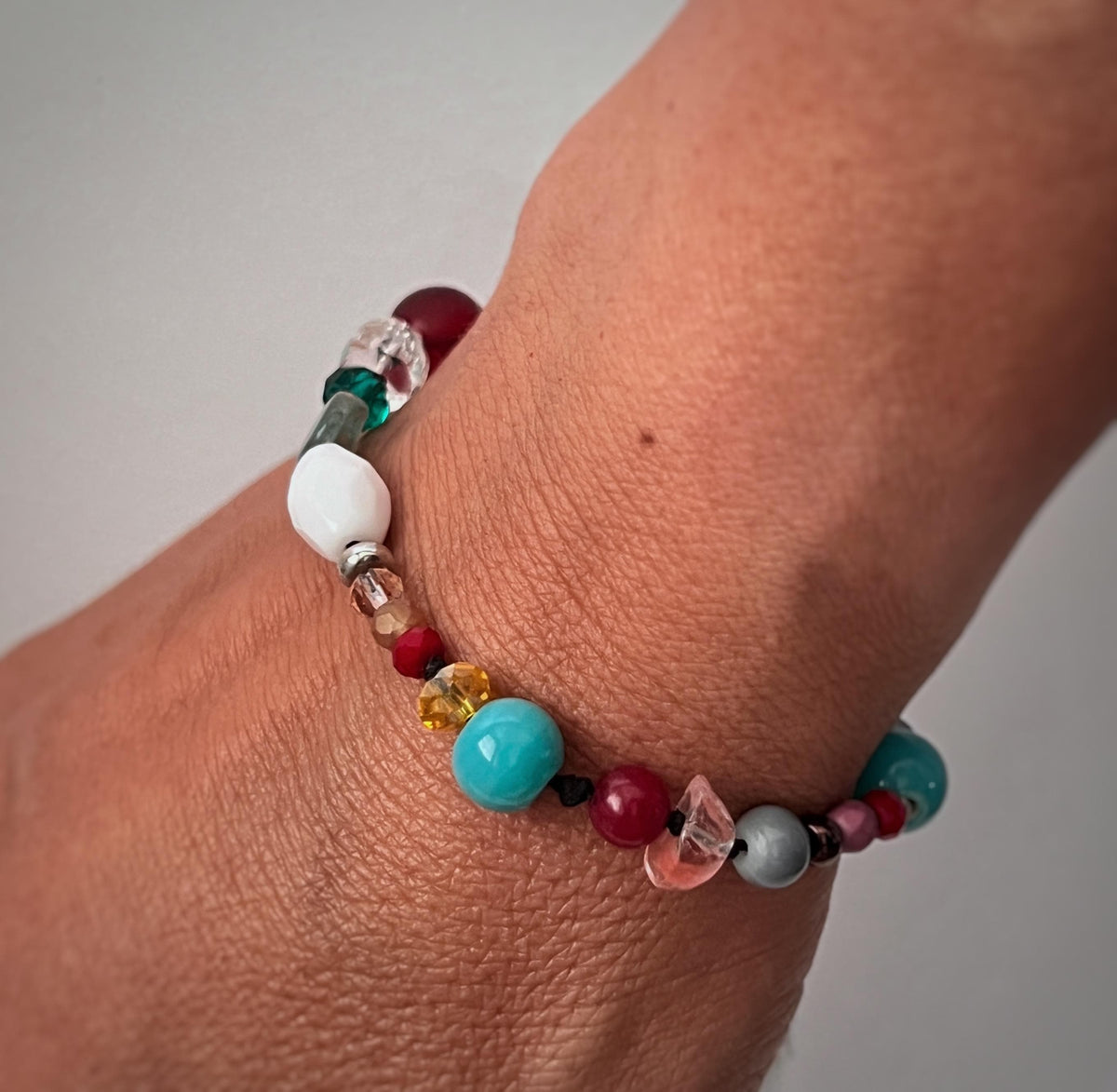 Bracciale con perline spesse e colorate  vintage e pietre preziose